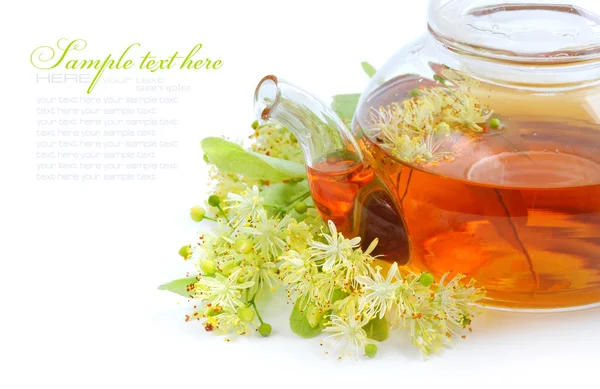 Teekanne mit Lindentee und Blumen, Nahaufnahme — Stockfoto