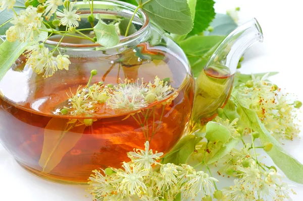 Tekanna med linden te och blommor, närbild — Stockfoto
