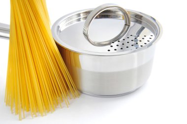 Spagetti ve beyaz bir arka plan üzerinde tava