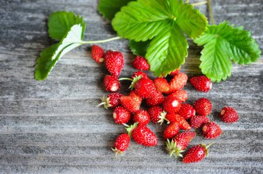 eski ahşap masa taze Yaban çilekleri