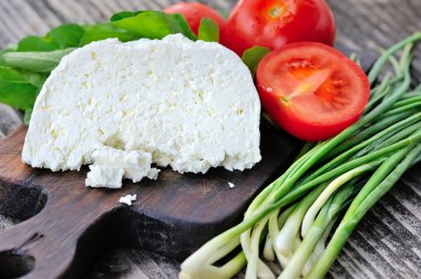 ahşap tahta üzerine soğan ve roka ve domates ile peynir