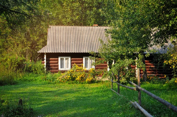 Altes Dorfhaus im Sommertag — Stockfoto