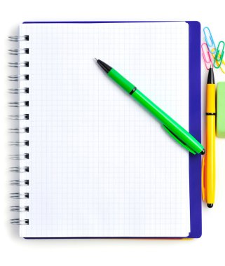 Beyaz bir arka plan üzerinde renkli kalemler ile defter