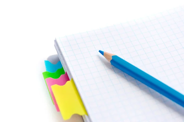 Caderno e lápis na mesa, close-up — Fotografia de Stock