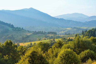 Güzel gün batımı. Sonbahar güneşli bir gün. Dağların manzarası