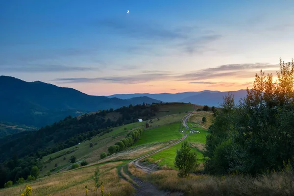 Schöne Landschaft Den Bergen Sonnenuntergang Abendlicht Lag Auf Einem Hügel — Stockfoto