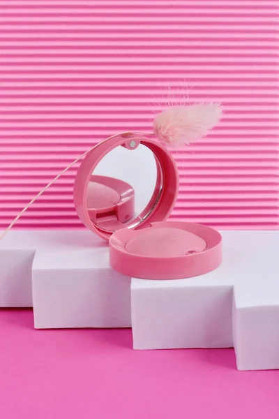 Ronde Blush Roze Doos Met Spiegel Podium Een Roze Achtergrond — Stockfoto