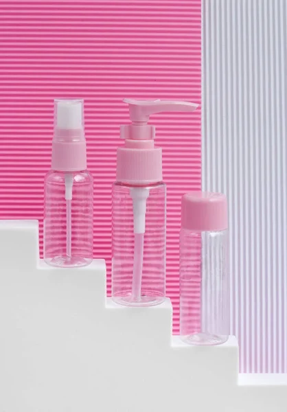 化粧品用の空の旅行ボトルのセット 化粧水 シャンプー コンディショナー用のディスペンサーポンプ付き液体容器 — ストック写真