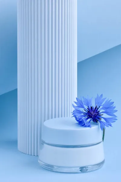 Cosmetische Crème Met Korenbloem Een Blauwe Achtergrond Samenstelling Met Geometrische — Stockfoto