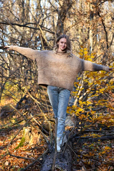 Beautiful Young Attractive Girl Walking Autumn Forest Sunny Day Autumn — Stock Photo, Image