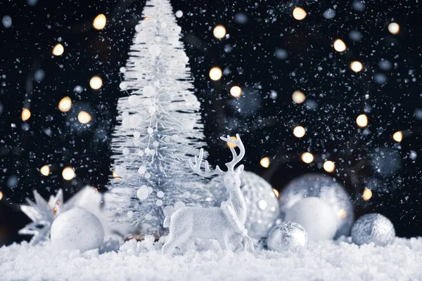 圣诞快乐 新年快乐 在漆黑的节日背景下 雪地上的白鹿和圣诞装饰品 — 图库照片