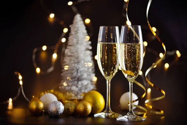 Två Champagneglas Och Julpynt Mörk Festlig Bakgrund Gott Nytt — Stockfoto
