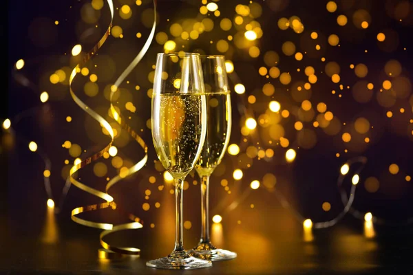 Två Champagneglas Mörk Bakgrund Med Julbelysning — Stockfoto
