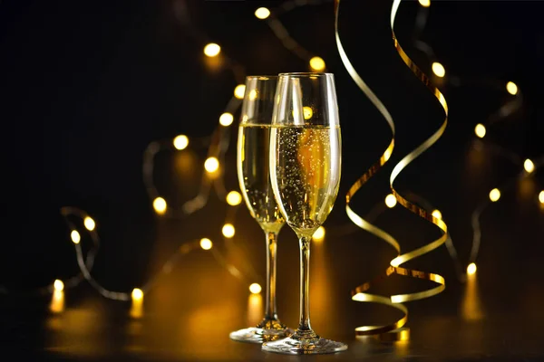 Två Champagneglas Mörk Bakgrund Med Julbelysning — Stockfoto