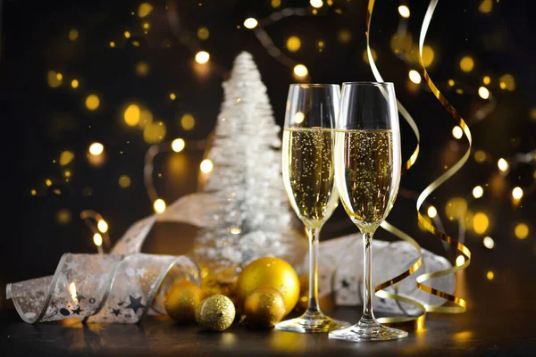 Karanlık bir şenlik geçmişinde iki şampanya kadehi ve noel süsü. Mutlu yıllar..