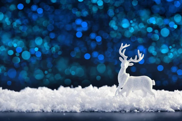 暗いお祝いの背景に雪の上の白いクリスマス鹿 メリークリスマスとハッピーニューイヤー — ストック写真