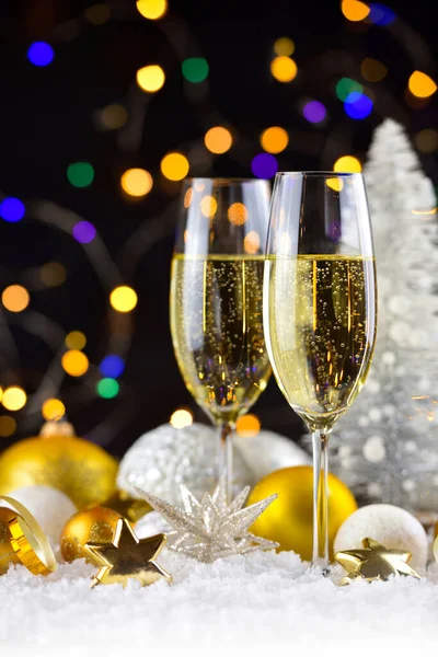 Två Champagneglas Och Julpynt Snö Mörk Festlig Bakgrund Gott Nytt — Stockfoto