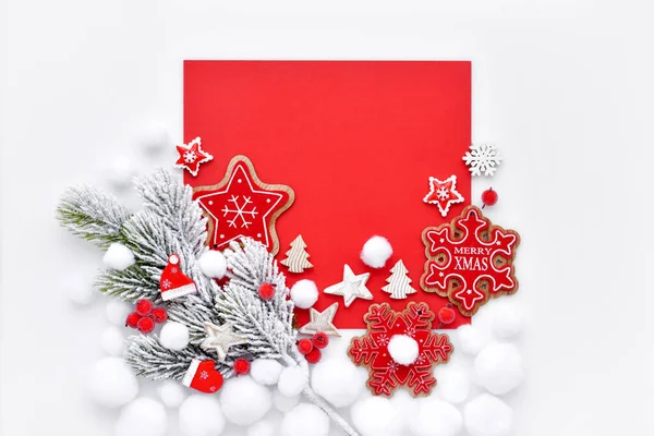 Sparren Tak Sneeuw Met Kerstversieringen Witte Rode Achtergrond Kerst Nieuwjaarskaart — Stockfoto