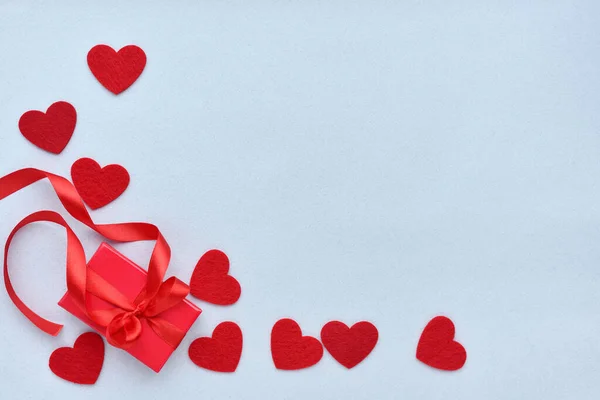 Valentijnsdag Achtergrond Rode Geschenkdoos Met Lint Vilten Hartjes Een Pastelblauwe — Stockfoto