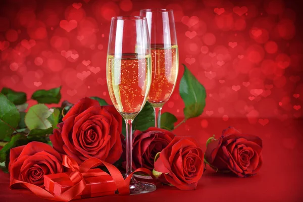 Concepto Romántico Noche Citas Champán Regalo Rosas Sobre Fondo Rojo —  Fotos de Stock