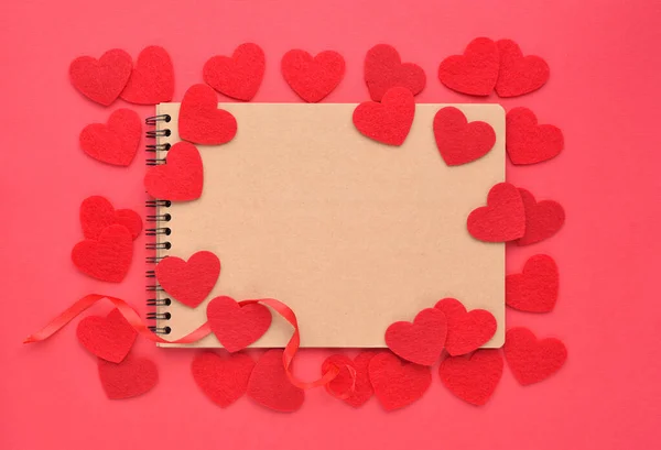 Quaderno Con Cuori Feltro Sullo Sfondo Rosso Concetto San Valentino — Foto Stock