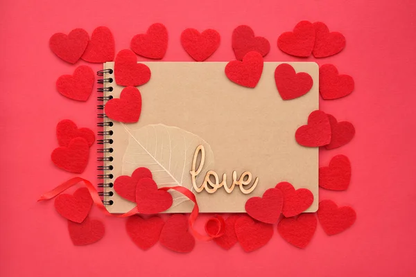 Słowo Miłość Notatnikiem Poczuł Serca Czerwonym Tle Koncepcja Walentynek Widok — Zdjęcie stockowe