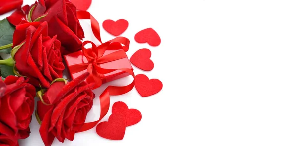 Ramo Rosas Rojas Con Caja Regalo Corazones Fieltro Rojo Sobre — Foto de Stock