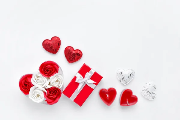 Hintergrund Zum Valentinstag Rote Geschenkschachtel Mit Rosen Kerzen Und Herzen — Stockfoto