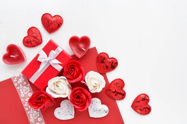 Walentynki Tle Czerwone Pudełko Róż Wstążki Serca Białym Czerwonym Tle — Zdjęcie stockowe