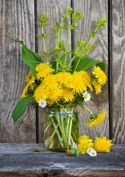 Bir Buket Karahindiba Çiçeği Eski Ahşap Masada Sarı Kır Çiçekleri — Stok fotoğraf