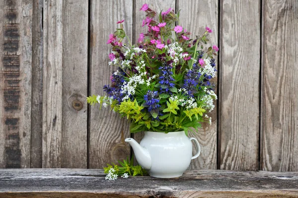 Eski Ahşap Bir Arka Planda Renkli Kır Çiçekleri Vahşi Çiçeklerle — Stok fotoğraf
