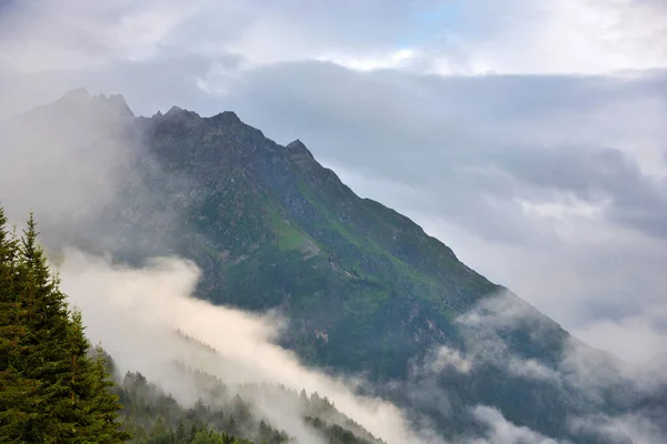 Nebeliger Sommermorgen Den Alpen Weißer Nebel Über Der Verträumten Bergkette — Stockfoto