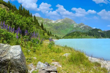 Dağların destansı manzarası olan rezervuar gölü. Austrian Galtur, Vorarlberg 'de 1800 metrede Idyllic rezervuarı Kops Gölü.