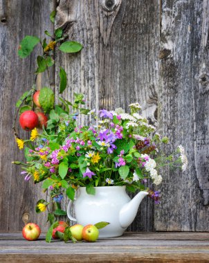 Sonbahar buket çiçegi ve elma