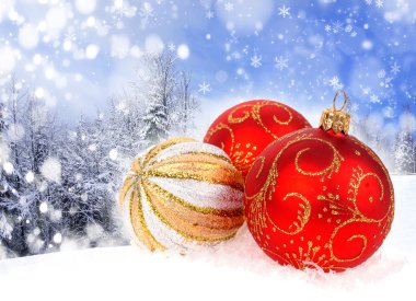 Noel topları üzerinde beyaz izole