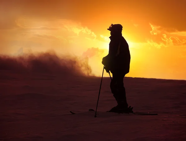 Skifahrer bei Nacht — Stockfoto