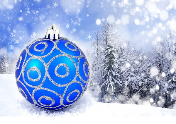 Blue christmas ball isolerad på vit — Stockfoto