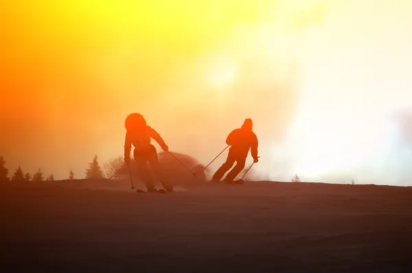 Skifahrer bei Nacht — Stockfoto