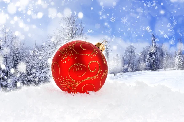 Bola de Natal vermelho no branco — Fotografia de Stock