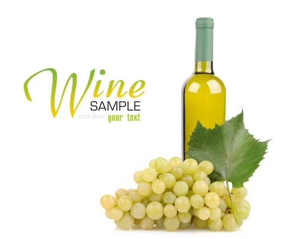 Botella de vino blanco y uvas — Foto de Stock