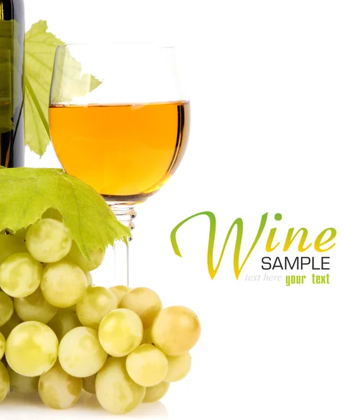 Botella de vino, copa y uvas —  Fotos de Stock