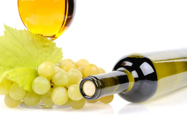 Garrafa de vinho, vidro e uvas — Fotografia de Stock