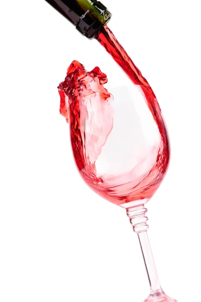 Vino rosso versando nel bicchiere di vino — Foto Stock