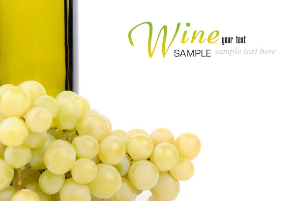 Бутылка белого вина и виноград — стоковое фото