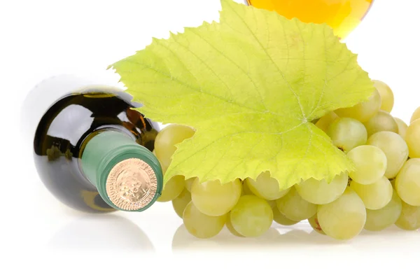 Viinipullo, lasi ja viinirypäleet — kuvapankkivalokuva