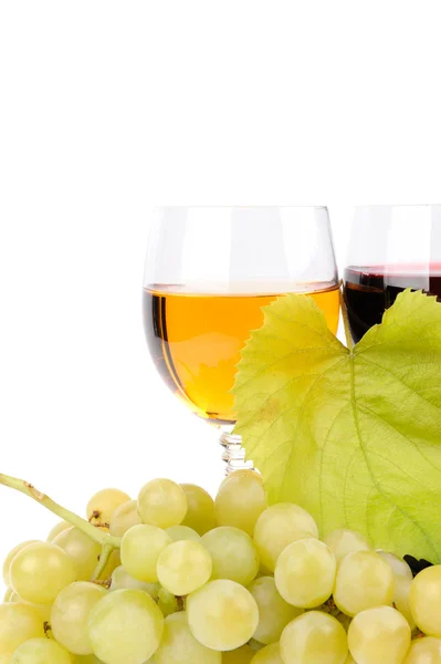 Rypäleiden oksa ja viinilasi — kuvapankkivalokuva