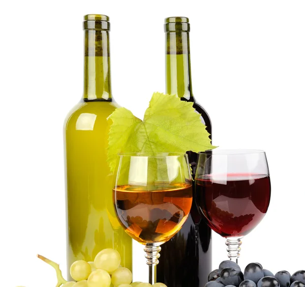 酒瓶、酒杯和葡萄 — 图库照片