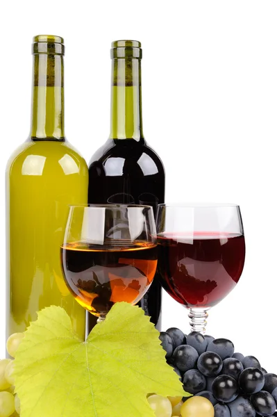 酒瓶、酒杯和葡萄 — 图库照片