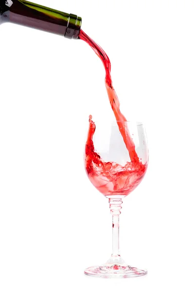 Vino rosso versando nel bicchiere di vino — Foto Stock