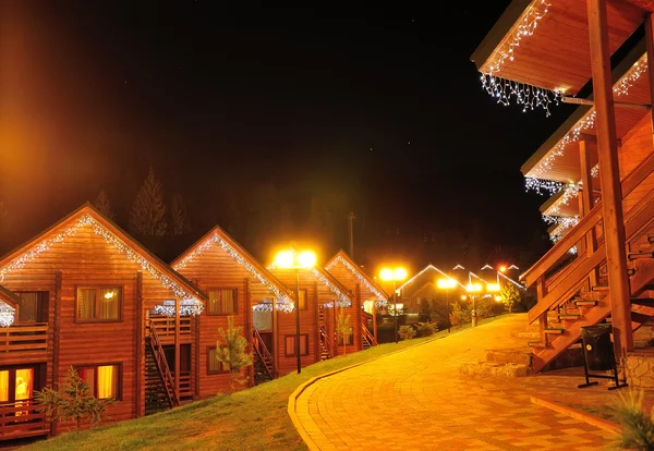 Koristeltu talo jouluvalot — kuvapankkivalokuva
